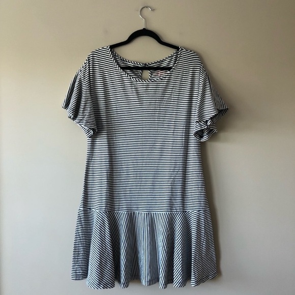 Vineyard Vines Dresses & Skirts - Vineyard Vines Striped Flutter Sleeve Dress